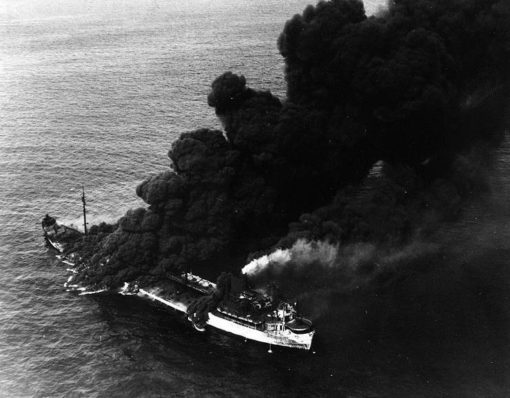 Brennende SS "Pennsylvania Sun" nach einem Torpedoangriff von U-517