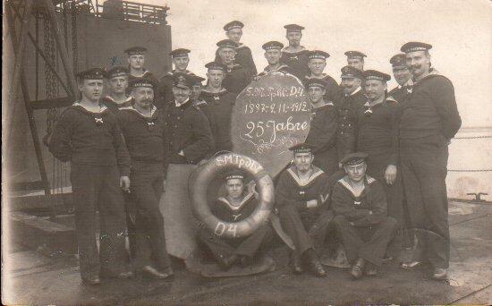 Mannschaftsfoto von Divisionstorpedoboot D4 zum 25. Jahrestag des Schiffes am 09.11.1912