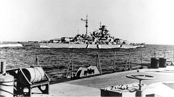 Deutsches Schlachtschiff Bismarck, gesehen von Prinz Eugen, Mai 1941