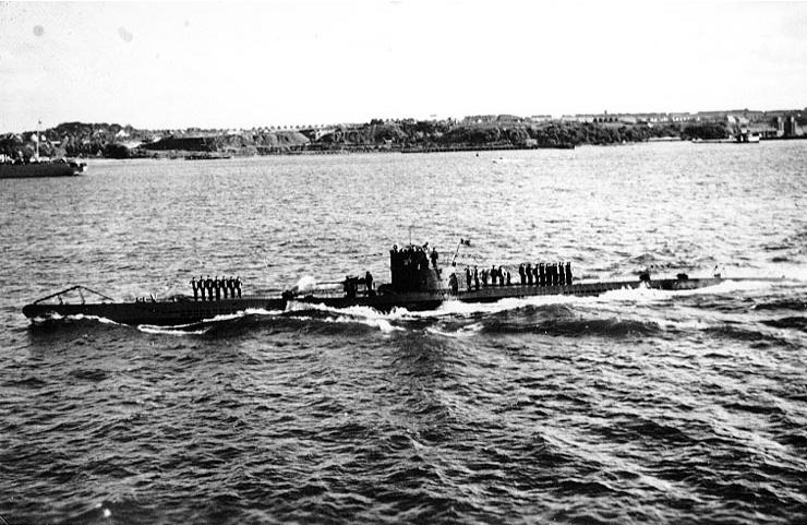 Deutsches U-Boot (warscheinlich U-47) beim einlaufen in den Hafen, 1939