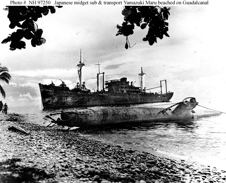 Kleines japanisches U-Boot & Transporter Yamazuki Maru, gestrandet bei Guadalcanal