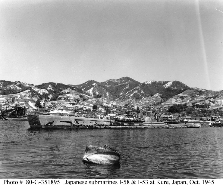 Japanische U-Boote I-58 & I-53 bei Kure, Japan, Oktober 1945